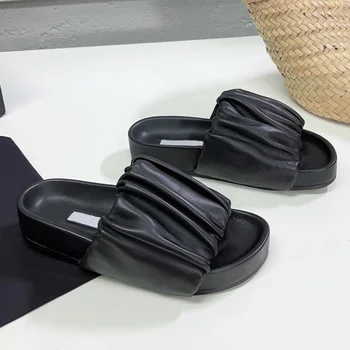 Euroopa-Ameerika stiilis 2023 suvel uus lihtne plisseeritud ühe-line sussid Naiste moodsad nahast korter sandaalid platvorm kingad